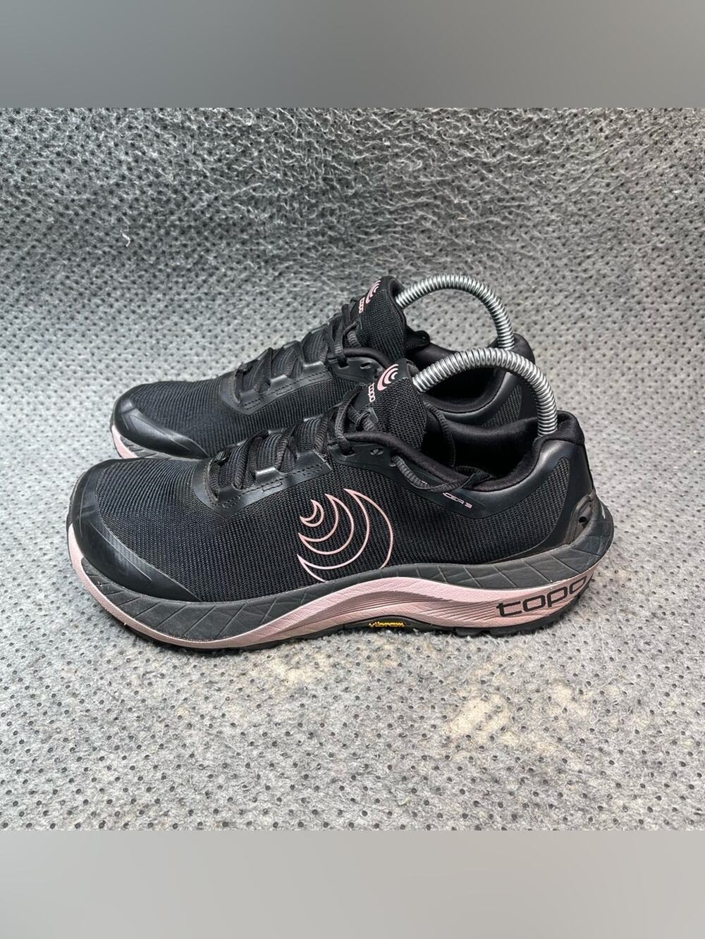 Topo Athletic Mountain Racer Black Mauv Shoes Size 8 Women’s